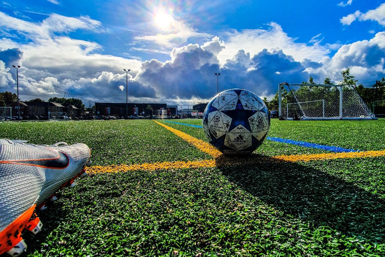 Sân bóng đá và biểu đồ biến động tỷ lệ cược - Phân tích thị trường